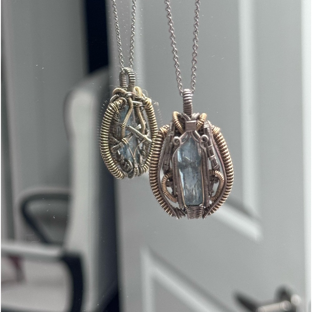 Aquamarine metal wired pendant